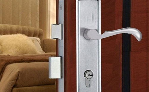 成都面包車鑰匙鎖車?yán)锪嗽趺崔k